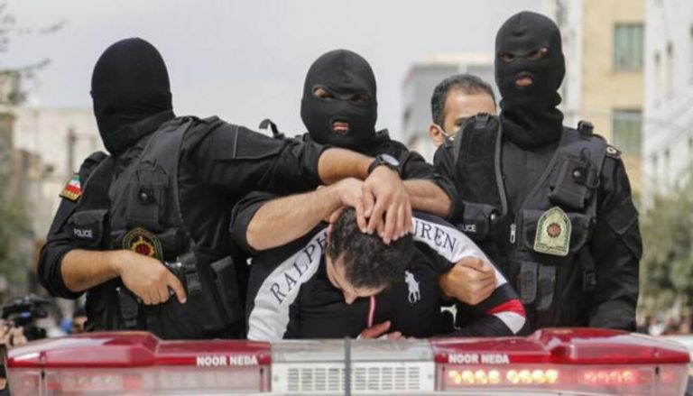 صورة بثها تلفزيون إيران لاعتقال عنصر بالخلية