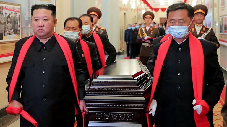 كيم جونج أون يبكي أمام