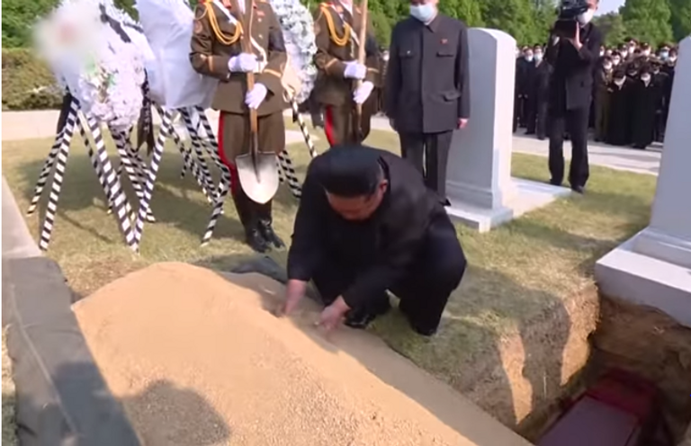 كيم جونج أون يبكي أمام