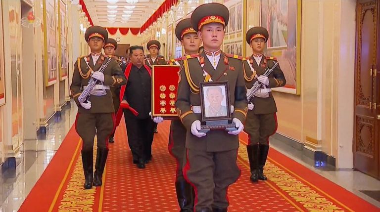 كيم جونج أون يبكي أمام