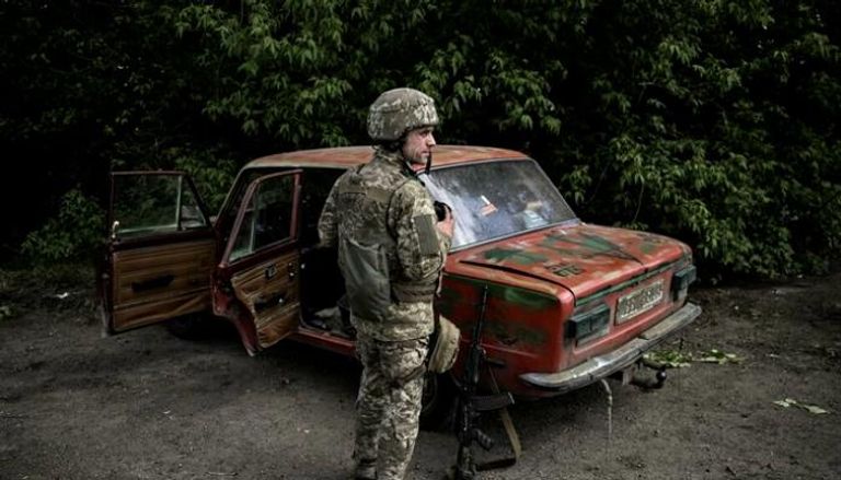 جندي أوكراني يستعد للتوجه إلى الجبهة في ليسيتشانسك بدونباس