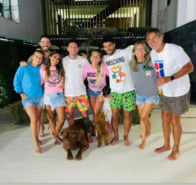 ميسي وسواريز مع العائلة لويس سواريز