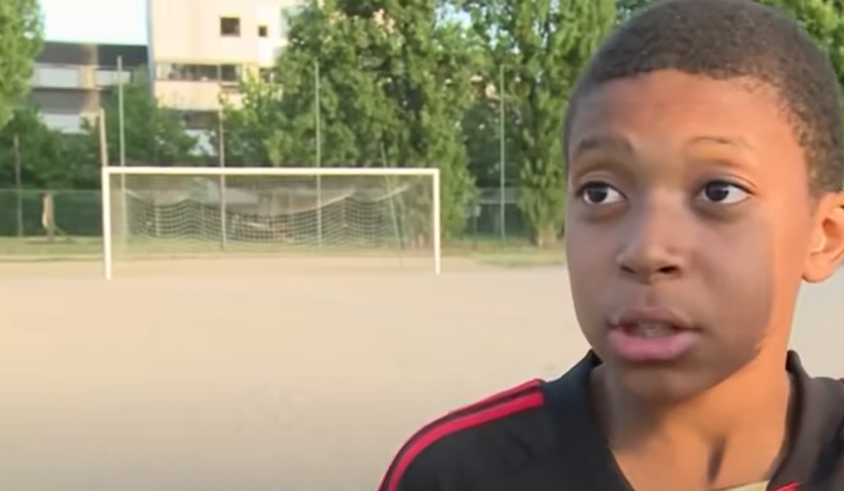 كيليان مبابي بقميص ميلان كيليان مبابي بقميص ميلان