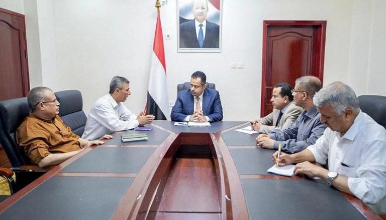 رئيس الحكومة اليمنية خلال لقاء الوفد المفاوض للحوثي لرفع حصار تعز