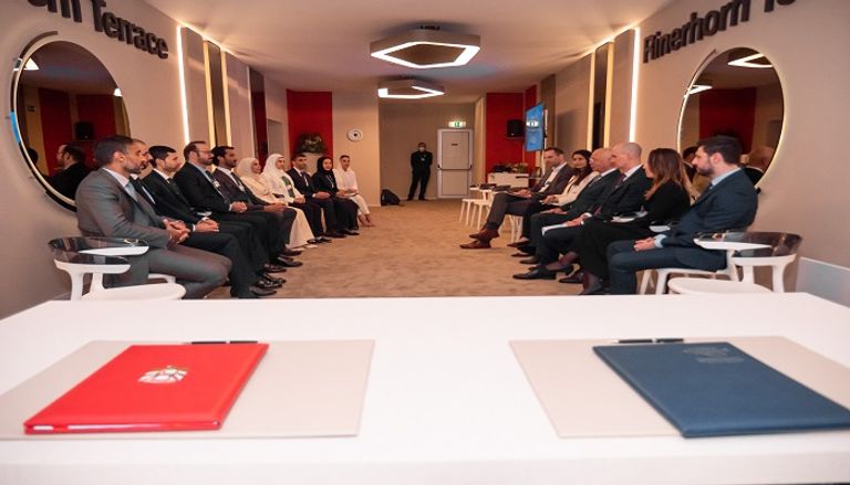 الإمارات توقع اتفاقية شراكة عالمية استراتيجية مع "دافوس" الإمارات توقع اتفاقية شراكة عالمية استراتيجية مع