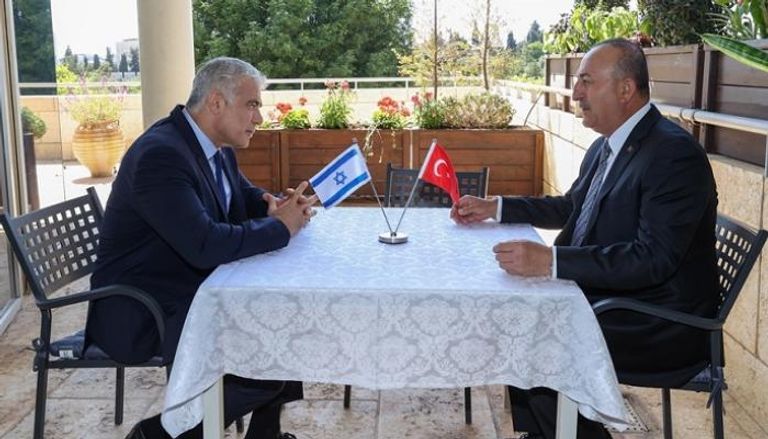 لقاء وزير الخارجية الإسرائيلي يائير لابيد ونظيره التركي مولود جاويش أوغلو