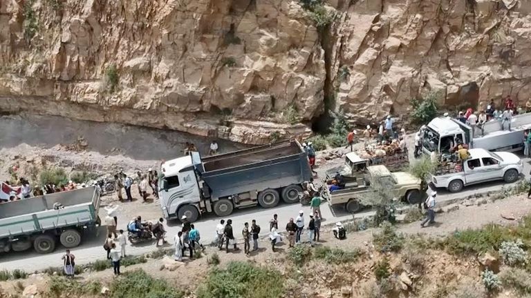 جانب من تدشين العمل في منفذ هيجة العبد بتعز