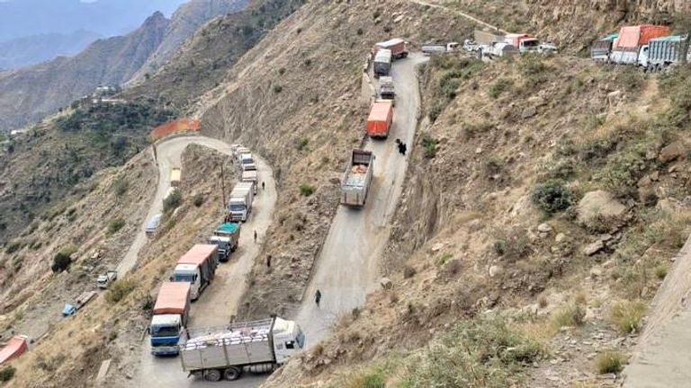 جانب من تدشين العمل في منفذ هيجة العبد بتعز