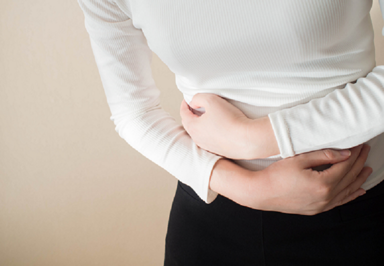 سيدة تعاني من الإمساك - تعبيرية