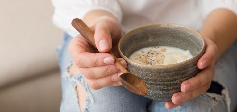 سيدة تعاني من الإمساك - تعبيرية