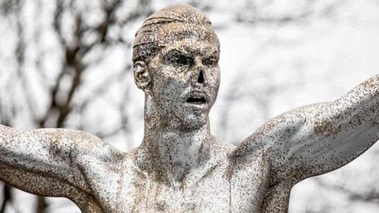 تمثال إبراهيموفيتش المدمر في مالمو بالسويد تمثال زلاتان إبراهيموفيتش