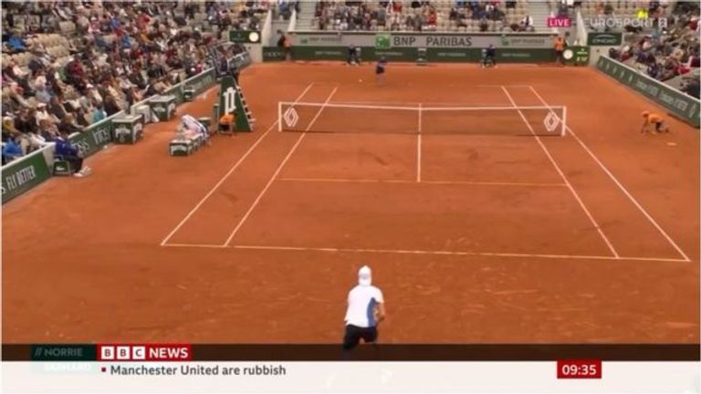 شريط بي بي سي بعنوان "مانشستر يونايتد هم نفايات" لاعبو مانشستر يونايتد في مباراة سابقة