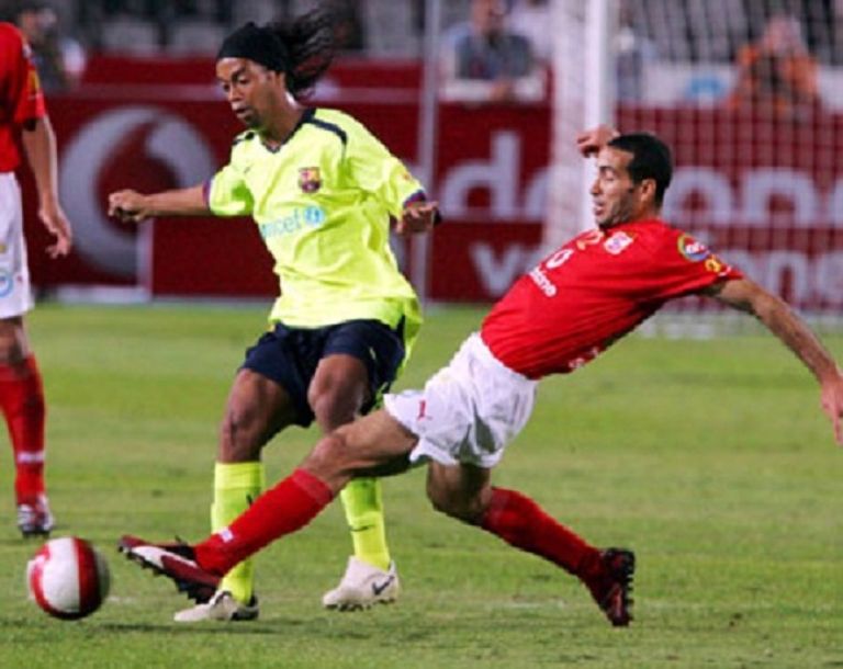 رونالدينيو بقميص برشلونة ضد الأهلي المصري