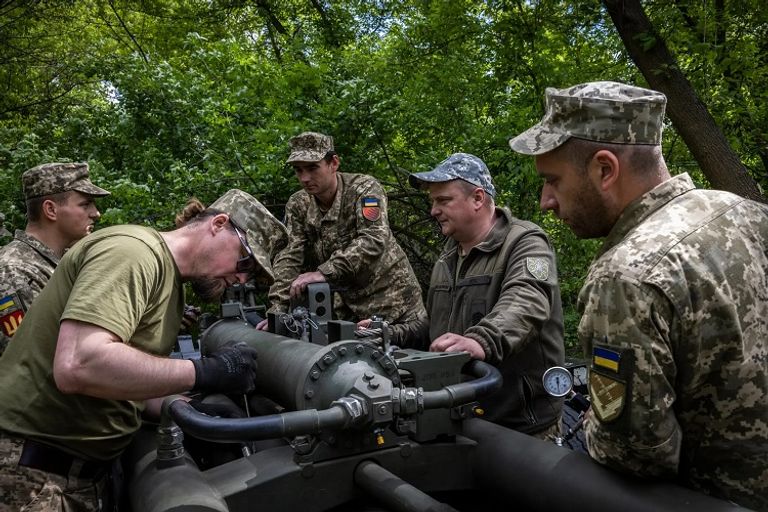 جنود أوكرانيون خلال دورية - نيويورك تايمز