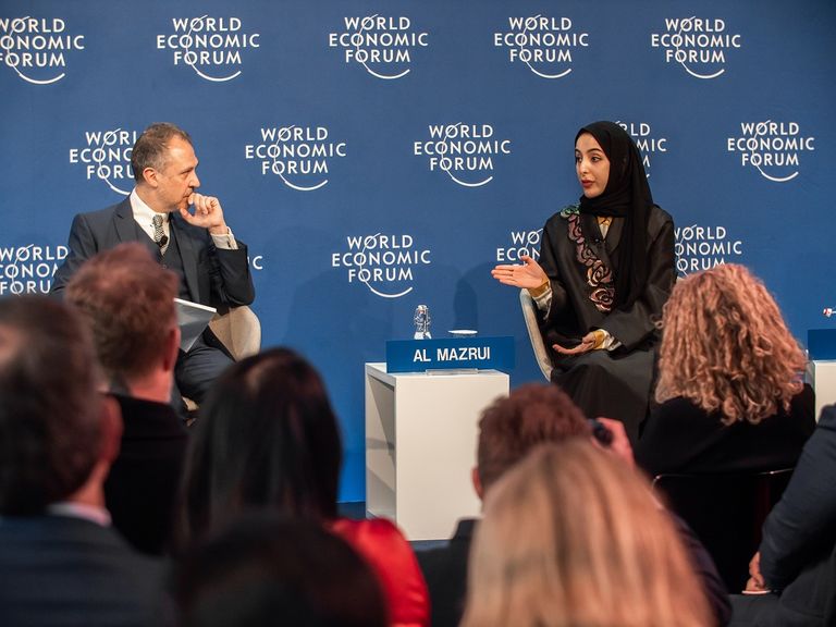 شما المزروعي خلال مشاركتها بفعاليات دافوس