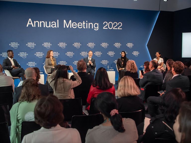 شما المزروعي خلال مشاركتها بفعاليات دافوس