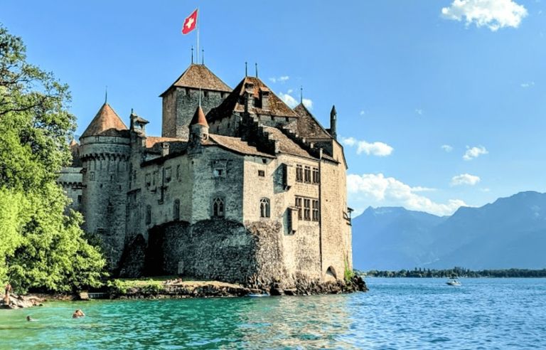 قلعة شيلون أفضل أماكن السياحة في سويسرا