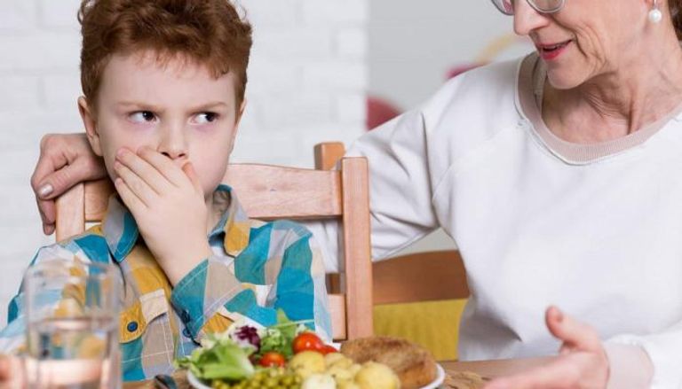طفل يرفض تناول طعام صحي