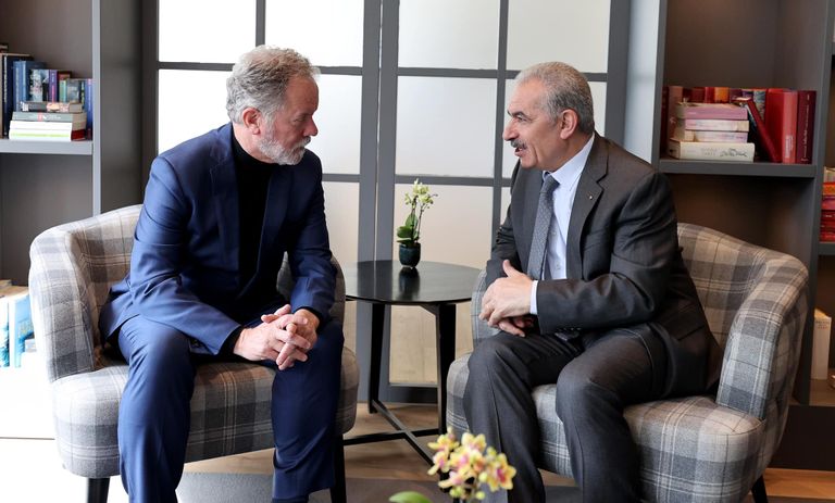 أشتيه مع مدير برنامج الأمم المتحدة الإنمائي