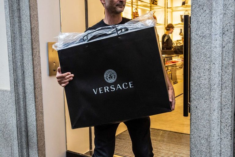 Versace شركة أمازون وشركة متاجر whole food