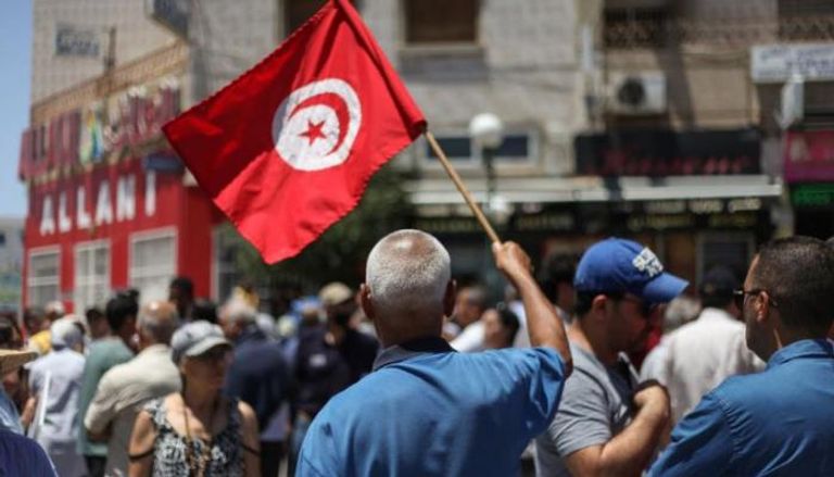 أحد التونسيين يحمل علم بلاده - أرشيفية