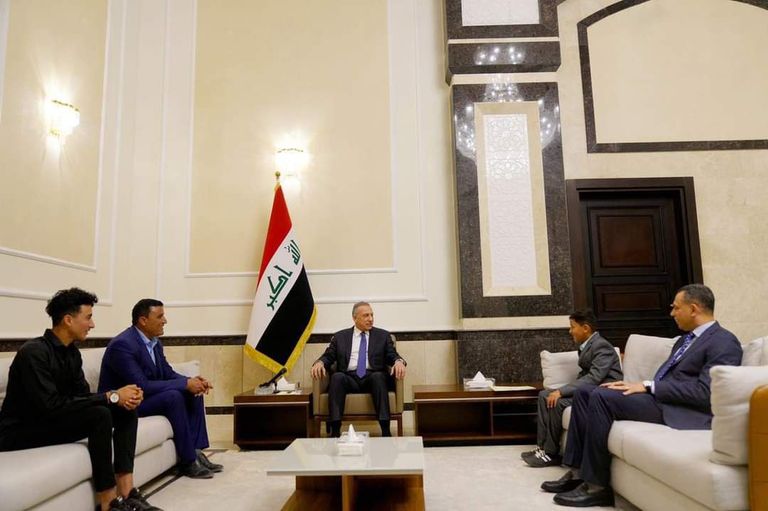 الكاظمي خلال استقباله الطفل الأيزيدي حاجم خيري