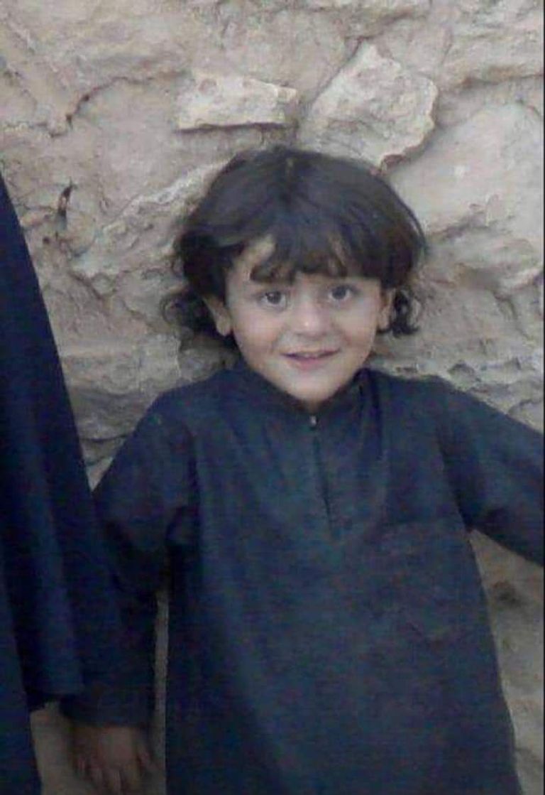 الكاظمي خلال استقباله الطفل الأيزيدي حاجم خيري