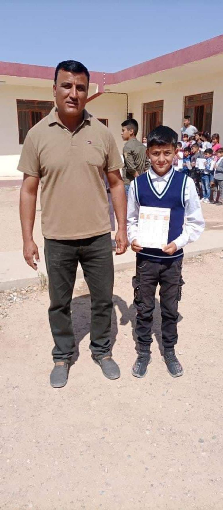 الكاظمي خلال استقباله الطفل الأيزيدي حاجم خيري