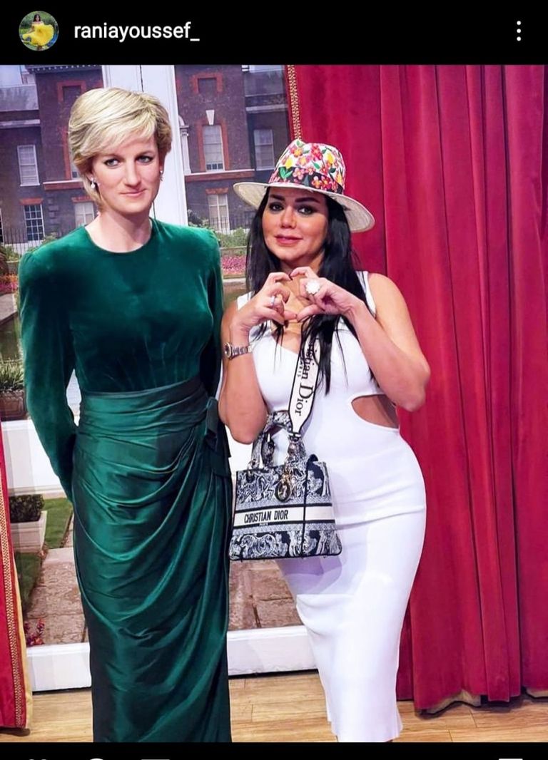 رانيا يوسف إلى جوار تمثال محمد صلاح