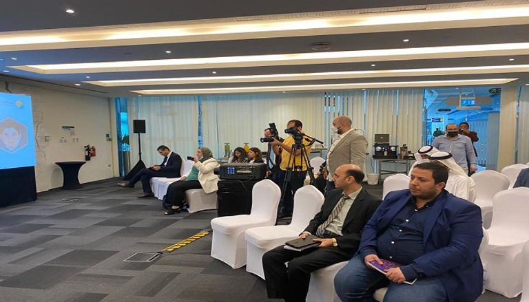 جانب من ندوة عالم ما بعد 2020 في معرض أبوظبي للكتاب