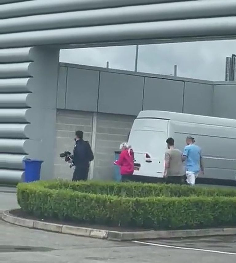 هالاند يظهر من بعيد مرتديا قميص سيتي هالاند في مقر مانشستر سيتي