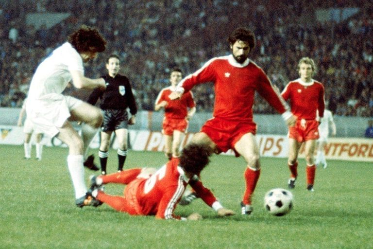بايرن وليدز في 1975 ريال مدريد وليفربول في نهائي باريس 1981