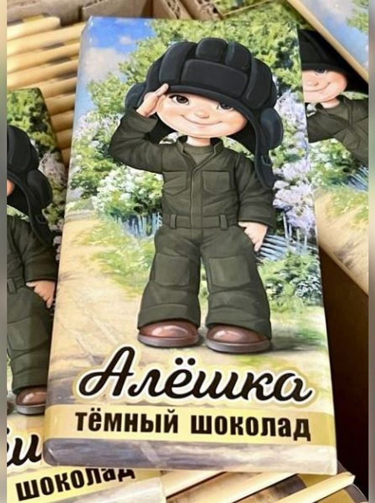 الطفل الروسي يقدم التحية لجنود بلاده