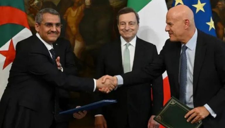 توقيع الاتفاقية بين المدرين العامين لسوناطراك الجزائرية وإيني الإيطالية