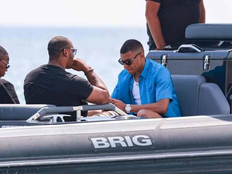 مبابي في كان أشرف حكيمي وكيليان مبابي