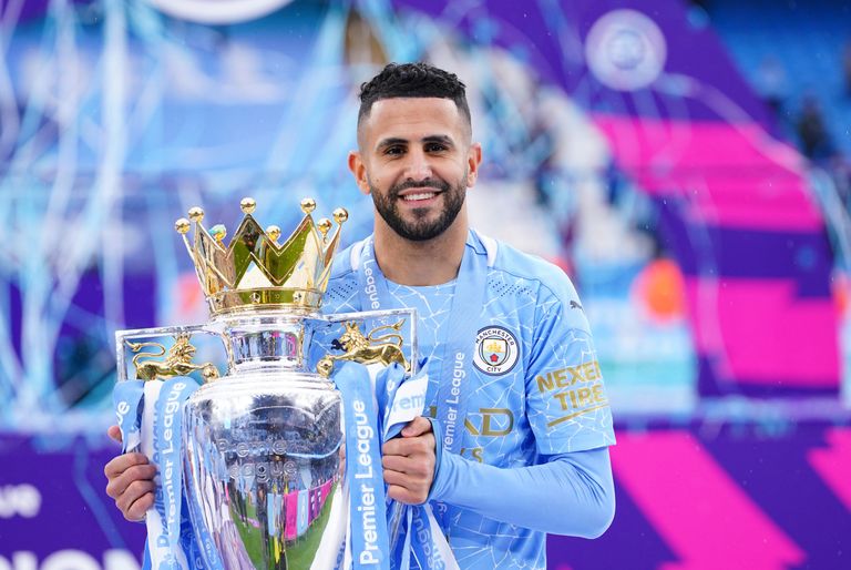 محمد صلاح يحمل جائزة الحذاء الذهبي