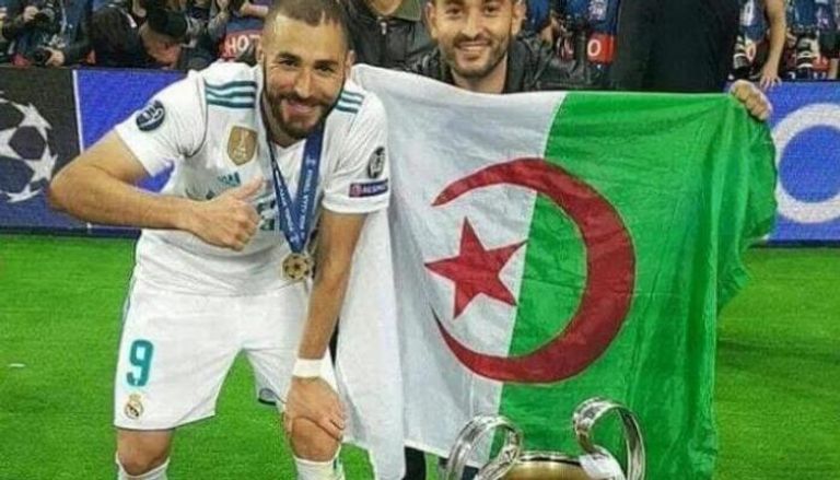بنزيما يحتفل مع علم الجزائر