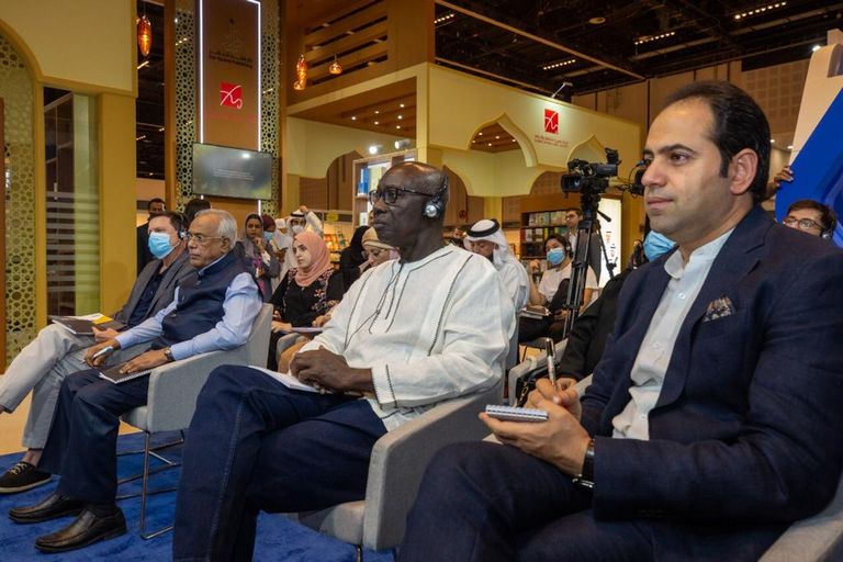 جانب من الجلسة الحوارية في معرض أبوظبي الدولي للكتاب