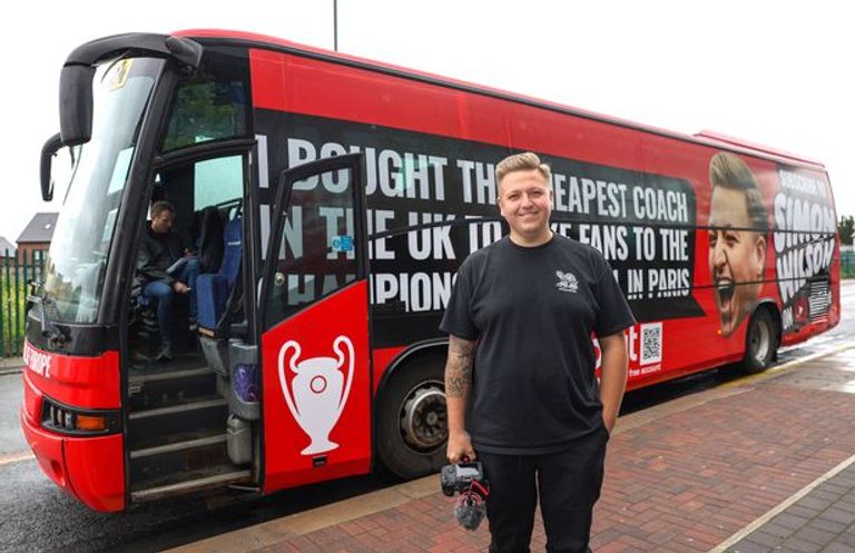 المشجع أمام حافلته الخاصة لنقل جماهير ليفربول إلى فرنسا مشجع ليفربولي أمام حافلته الخاصة