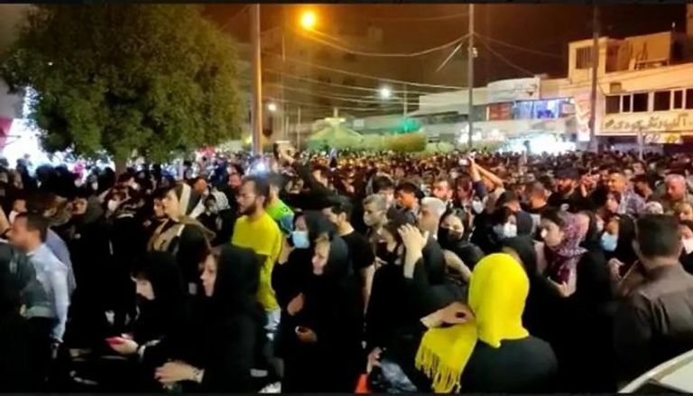 جانب من الاحتجاجات في إحدى المدن الإيرانية