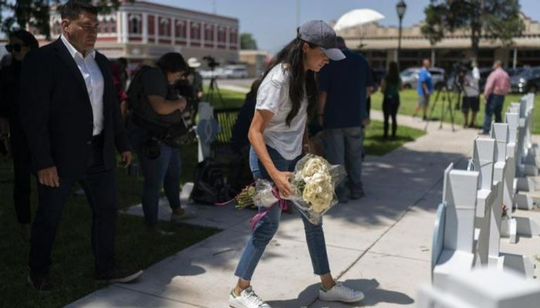 ميجان تضع أزهارا على نصب تذكارية للضحايا