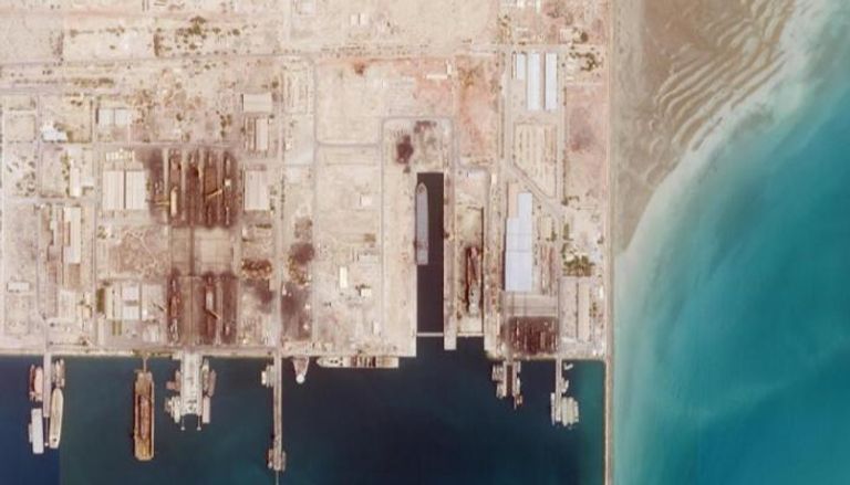صورة للأقمار الصناعية تظهر سفينة للحرس الثوري بمضيق هرمز