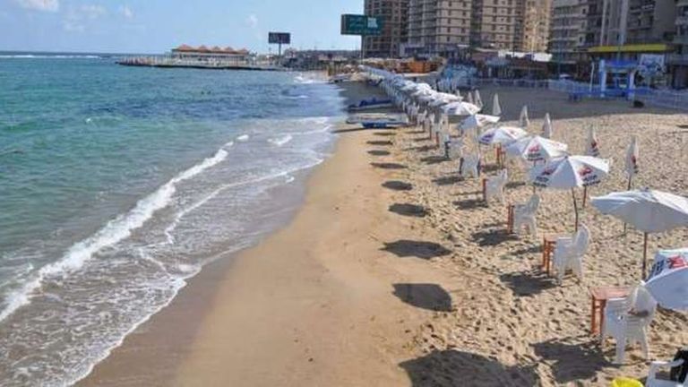 الشاطئ العام من أجمل شواطئ الإسكندرية