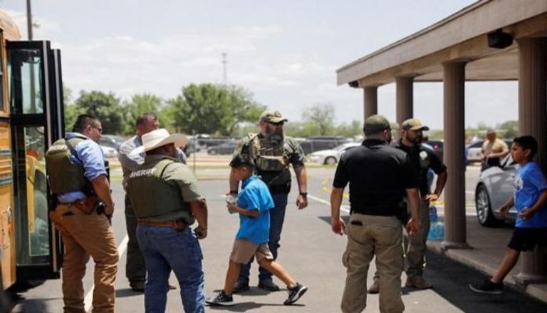 أطفال قرب مدرسة روب الابتدائية بتكساس