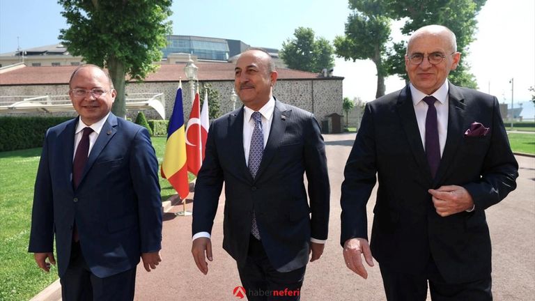وزير الخارجية التركي خلال المؤتمر الصحفي مع نظيريه الروماني والبولندي