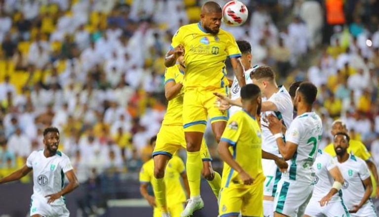 عنف متبادل بين لاعبي الأهلي والنصر في قمة الدوري السعودي