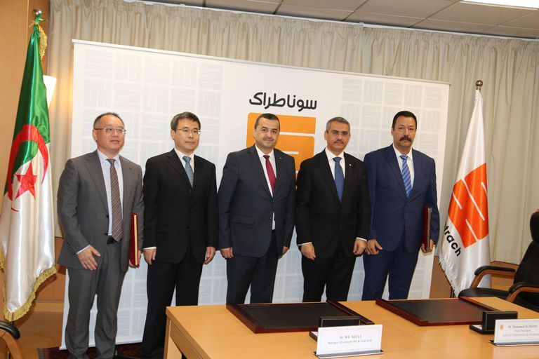 مراسم توقيع العقد بين شركتي سوناطراك الجزائرية وسينوباك الصينية