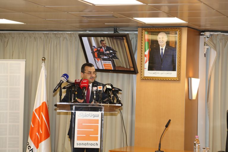 وزير الطاقة الجزائري خلال توقيع العقد