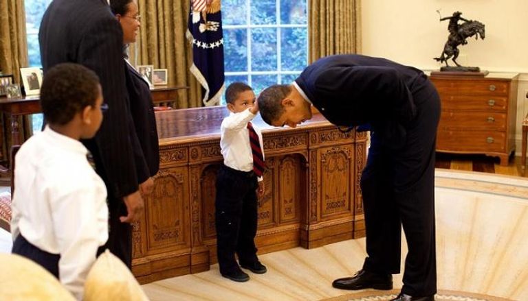 أوباما في صورة التقطت بالمكتب البيضاوي عام 2009