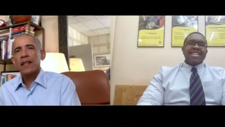 أوباما في صورة التقطت بالمكتب البيضاوي عام 2009